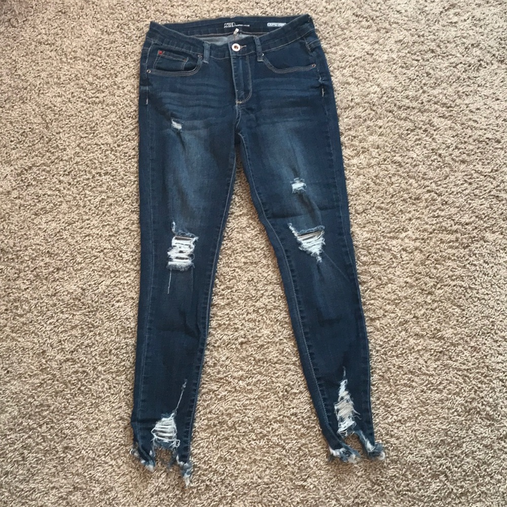 High distressing cropped skinny jean.